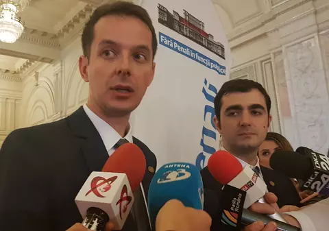 UPDATE. USR nu mai poate primi invitați în Parlament; Parlamentarii formațiunii intră în grevă japoneză