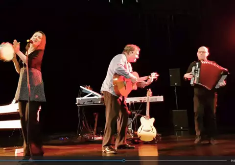 EXCLUSIV/ Otilia Romea, fosta vedetă pop a anilor '90, cântă în localuri franceze cu soțul și fiica!