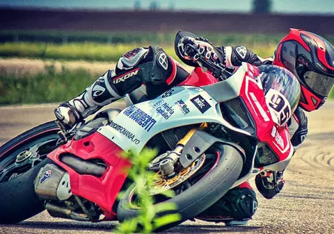 Pilotul Robert Mureșan: ”Trebuie să ai grijă de motocicletă ca de iubita ta!” / VIDEO