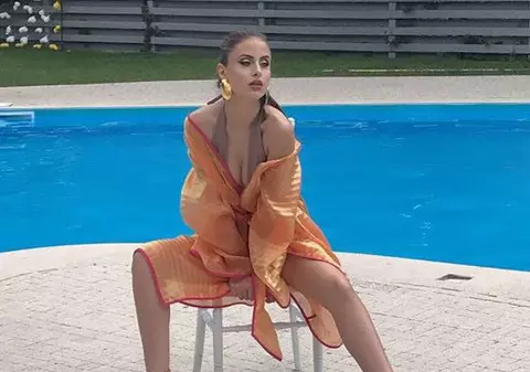 VIDEO EXCLUSIV/ Iuliana de la „Bravo, ai stil” a făcut o ședință foto incendiară. „Am norocul că m-am născut la mare și sunt obișnuită cu temperaturile ridicate”