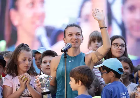VIDEO. Simona Halep a prezentat trofeul de la Roland Garros, la Arena Națională. ”Simo”, emoționată. Aplauze, spectacol de gală, dar și fluierături / FOTO