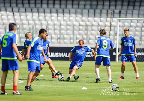 Generația de Aur s-a delimitat de FRF. Spectacol la antrenamentul Barcelonei. Chivu a pus mâna pe rachetă, Ilie Năstase cu paharul în mână / GALERIE FOTO