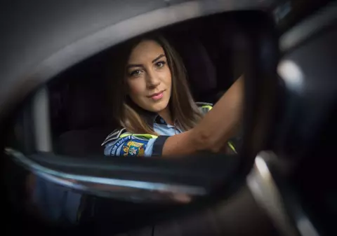 Convorbire telefonică spumoasă între un polițist român și un șofer: „Sunt în mașina de poliție aflată în spatele dumneavoastră”. Ce a urmat