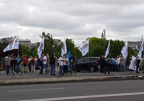Un cuţit a fost găsit asupra unui tânăr aflat în zona Pieţei Victoria. Anunțul făcut de Jandarmeria Capitalei