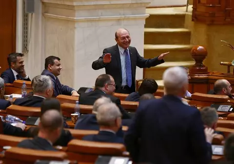 Traseiștii din Parlament. Zeci de dezertări din partide, PMP și-a pierdut grupul parlamentar, Tăriceanu a atras mai mulți aleși de la PNL