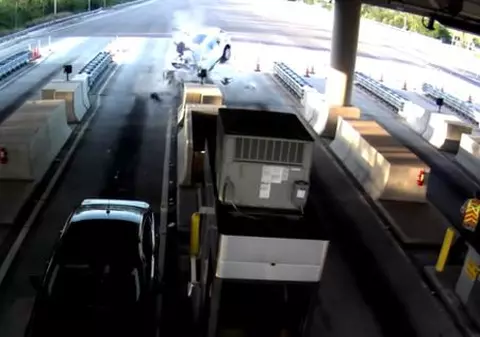 VIDEO | Pasagerul unei mașini a fost aruncat 20 de metri prin aer în urma unui accident violent