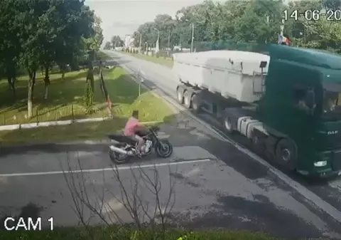 VIDEO! Imagini de speriat în Timiș! Un tânăr se oprește cu motocicleta direct într-un camion și zboară pe asfalt