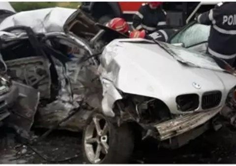 Accident groaznic la Ineu, în județul Arad. Un mort și cinci răniți după ce două mașini s-au ciocnit frontal