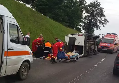 Un microbuz s-a răsturnat pe DN14, în județul Sibiu. Patru pasageri au fost răniți (VIDEO)
