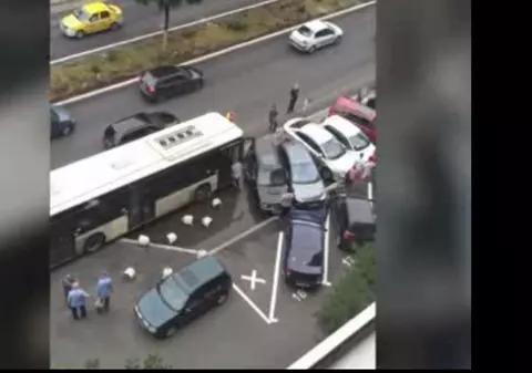 Un autobuz a distrus cinci mașini, în București. RATB a demarat o anchetă