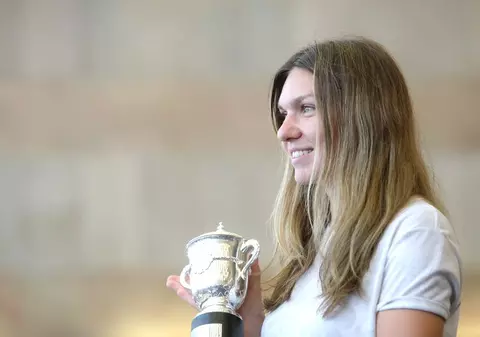 Cum am trăit sosirea Simonei Halep la București cu minuscula copie a trofeului de la Roland Ga​rros