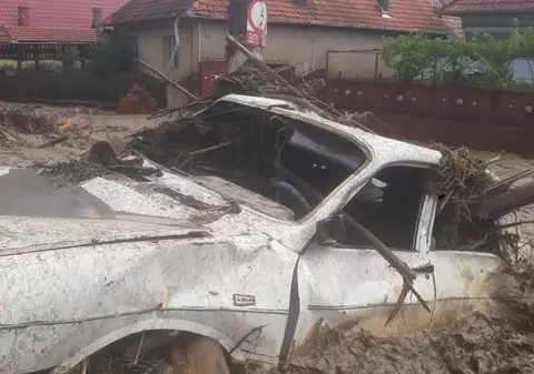 Gospodării și drumuri inundate, mașini luate de viituri și oameni evacuați, după o rupere de nori în Alba