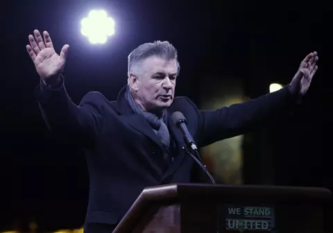Alec Baldwin este sigur că l-ar învinge pe Donald Trump la alegerile din 2020