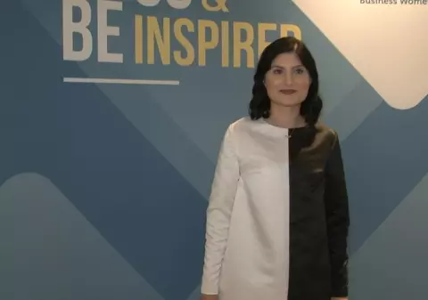 VIDEO/ Ana Maria Dârlă e consilier juridic ziua, iar noaptea face rochii