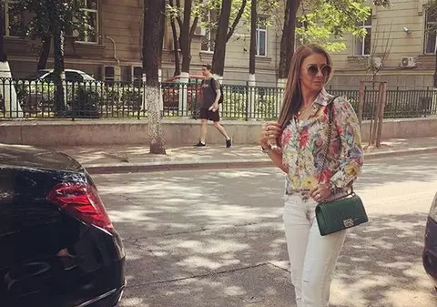 Mesaj dur la adresa Anamariei Prodan. "Cum o fi să te fălești la TV cu genți mai scumpe decât casa multora dintre români"