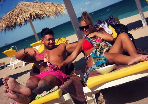 Anda Adam, în costum de baie și plină de tatuaje. Artista a încins atmosfera la piscină