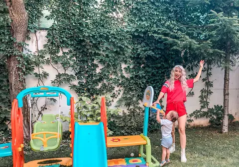 Andreea Bălan, surprinsă alături de fetița ei. Cum se distrează cele două în curtea casei