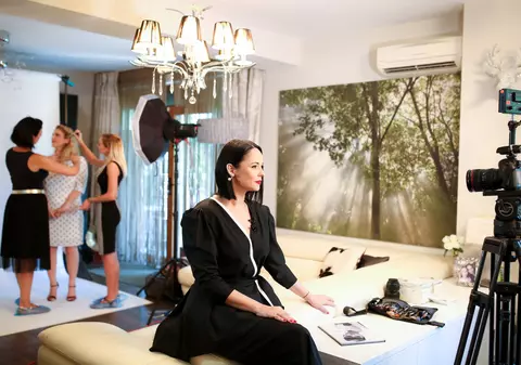 Acasă la Andreea Marin. 8 femei au realizat o ședință foto elegantă în casa vedetei