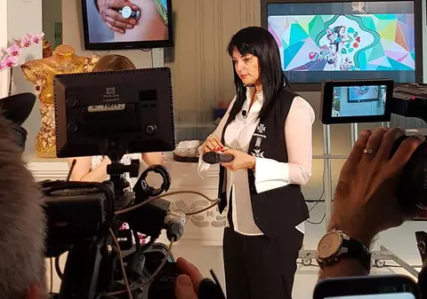 Foto EXCLUSIV/ Andreea Marin, în lacrimi! Și-a scos peruca, s-a demachiat și a început să plângă în public. ”Jos masca!”