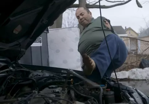 Mecanicul fără mâini care repară mașini cu picioarele