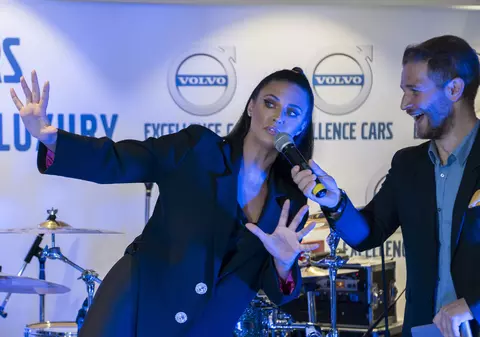 Alex Velea, la plimbare cu fetița Antoniei, pe străzile din Italia