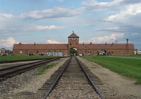 O recenzie jignitoare la adresa muzeului Auschwitz a fost postată pe TripAdvisor. Reacţia platformei de călătorii