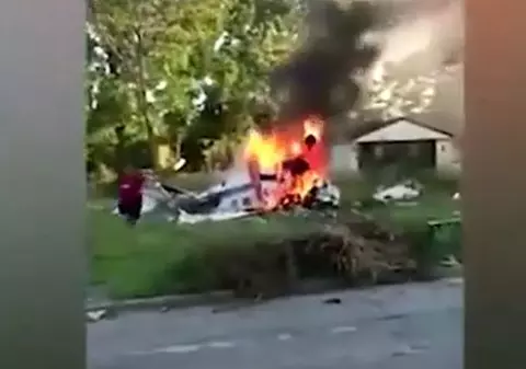VIDEO | Un adolescent a supraviețuit unui accident de avion care i-a ucis părinții. A ieșit singur din epava în flăcări