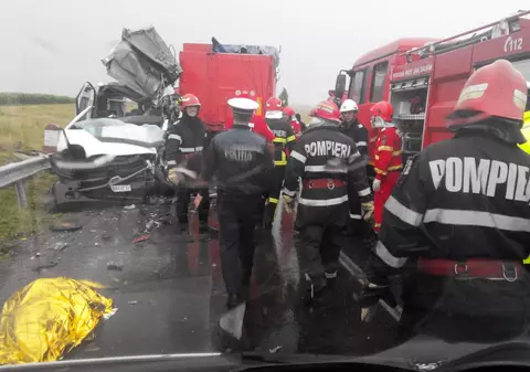 Doi morți și patru răniți într-un accident în Brăila. Un microbuz a fost lovit de un TIR intrat pe contrasens/ FOTO&VIDEO