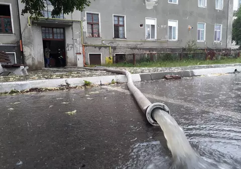 VIDEO/ Imagini incredibile la Timișoara! Doi drumari mută cu lopata apa strânsă pe marginea drumului pe un șantier