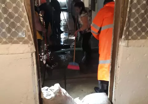 Mai multe apartamente ale unui bloc din Bod, judeţul Braşov, au fost inundate