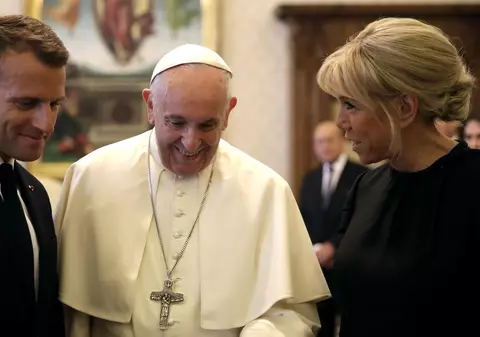 Brigitte Macron a încălcat protocolul de la Vatican. A mers cu capul descoperit la întâlnirea cu Papa