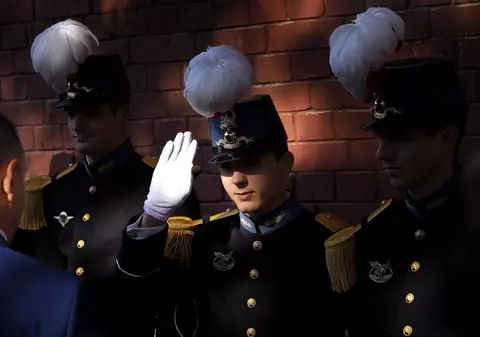 Macron vrea să reintroducă serviciul militar obligatoriu pentru fete și băieți în Franța, iar vârsta de încorporare să fie 16 ani