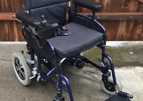 VIDEO/Șofer din Brăila filmat coborând din mașină la o trecere de pietoni ca să ajute o persoană cu handicap. Gestul devenit viral a stârnit un val de aprecieri