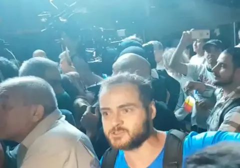 VIDEO/Final de miting. Protestatarii de la #rezist l-au înconjurat pe Dragnea și i-au certat pe pesediști că nu și-au strâns gunoaiele din piață