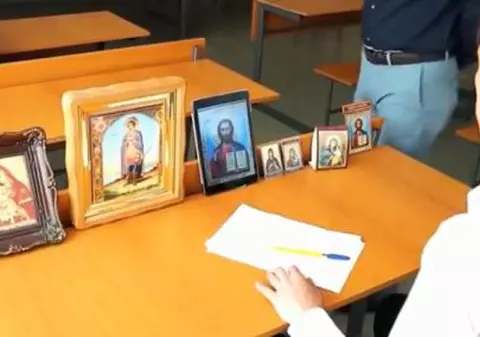 VIDEO VIRAL | Metoda unui elev de a copia cu ajutorul icoanelor de pe bancă