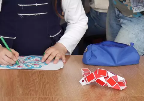 VIDEO/ Programele de afterschool, o soluție pentru copiii singuri acasă. Centrul „Salvați Copiii” are grijă de 10 ani de „orfanii albi”