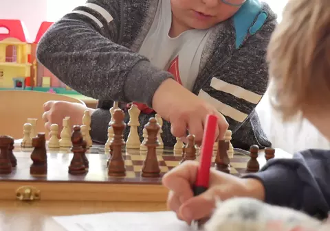 VIDEO/ Ghid pentru părinții plecați în străinătate, pentru cei rămași și pentru copii. Sfaturi de la psihologul Libertatea, Cezar Laurențiu Cioc