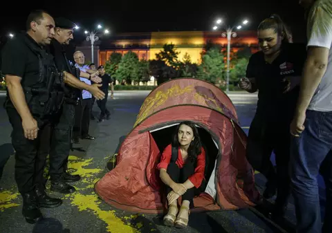 Protest la Guvern, marți seară. O tânără şi-a instalat un cort, care a fost ridicat de Poliţia Locală