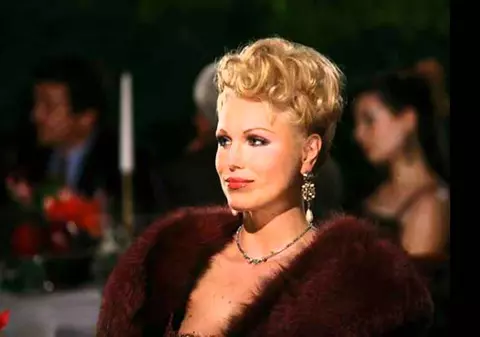 VIDEO/ Cum arată viața departe de showbiz. Cristina Rus: “Cânt acasă, cu fetița mea!”