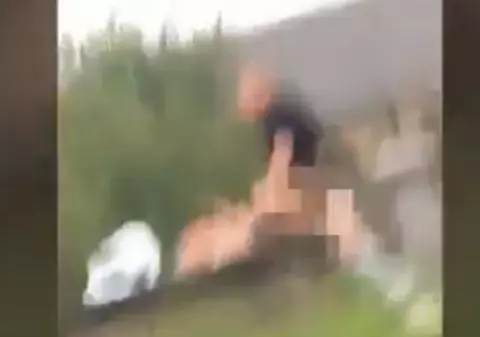 VIDEO | Un cuplu a fost prins făcând sex pe un mormânt în plină zi