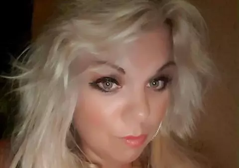 FOTO | O femeie a adormit în pat, cu telefonul sub pernă. Când s-a trezit, a găsit pe el o poză care a îngrozit-o