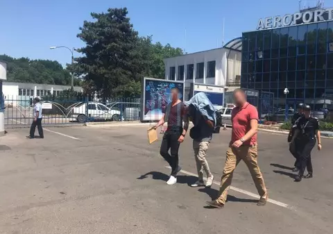 Doi DJ olandezi au fost prinși cu droguri în Aeroportul din Iași. Tinerii aveau un comportament bizar