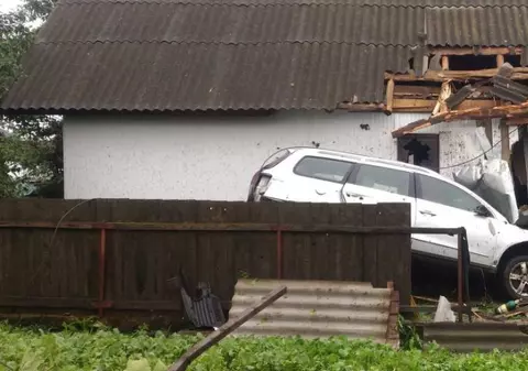 Doi tineri din Suceava au făcut Live pe Facebook la 250 de kilometri pe oră. Au fost la un pas de moarte în urma unui accident spectaculos / FOTO&VIDEO