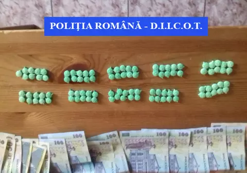 FOTO/ Rețea de traficanţi de droguri, destructurată de poliţiştii braşoveni. Traficanţii vindeau droguri tinerilor la petreceri şi festivaluri în Braşov, Sinaia şi Bucureşti