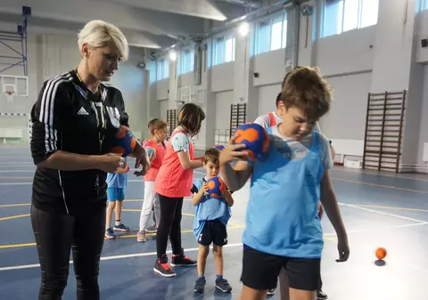Ramona Farcău îi învață handbal pe copii / GALERIE FOTO