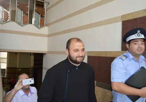 Preotul care ar apărea în filmulețul pornografic cu fostul episcop de Huși nu recunoaște înregistrările video/ FOTO