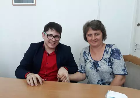 Mama care îl însoțește permanent la școală pe fiul ei. E paralizat în scaunul cu rotile dar are media 9.22