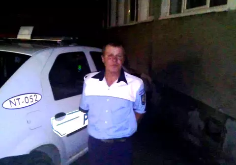 Un fals polițist care dirija circulația în Neamț, încătușat de adevărații polițiști. Era roșu în obraji de la băutură