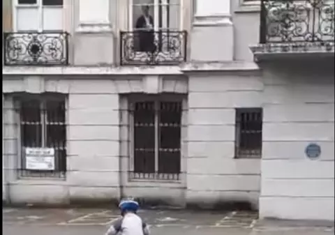 VIDEO| O femeie credea că a filmat o fantomă care îi urmărea copilul. Ce a surprins de fapt în imagini