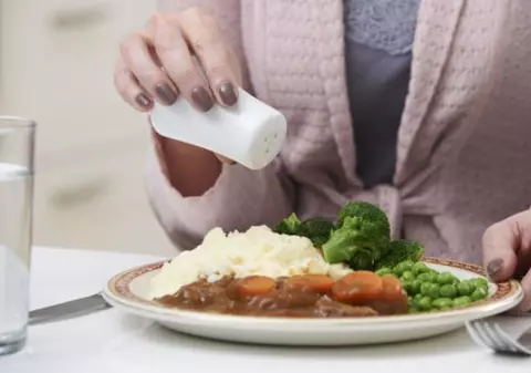 Unde preferă românii să consume prânzul, la serviciu. Suntem în topul angajaților din Europa